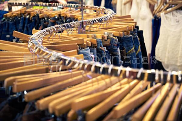 用jeans.看商店的服裝和零售店